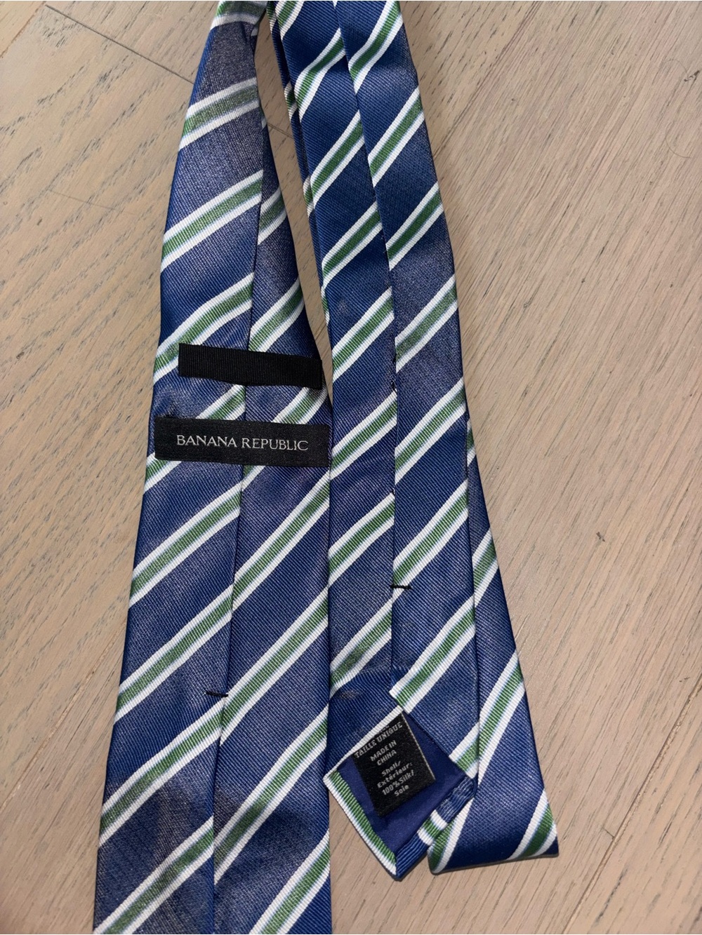 BANANA REPUBLIC Navy Tie with White and Green Diagonal Stripes - Picture 2 of 2